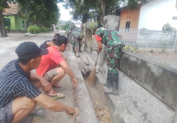 Koramil 01/Panca Lautang Bersinergi dengan Warga dalam Karya Bakti Pembersihan Parit di Corawali