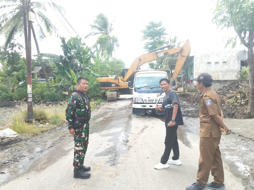 Babinsa Desa Bonder Pastikan Perbaikan Jalan Penujak-Selong Belanak Berjalan Lancar