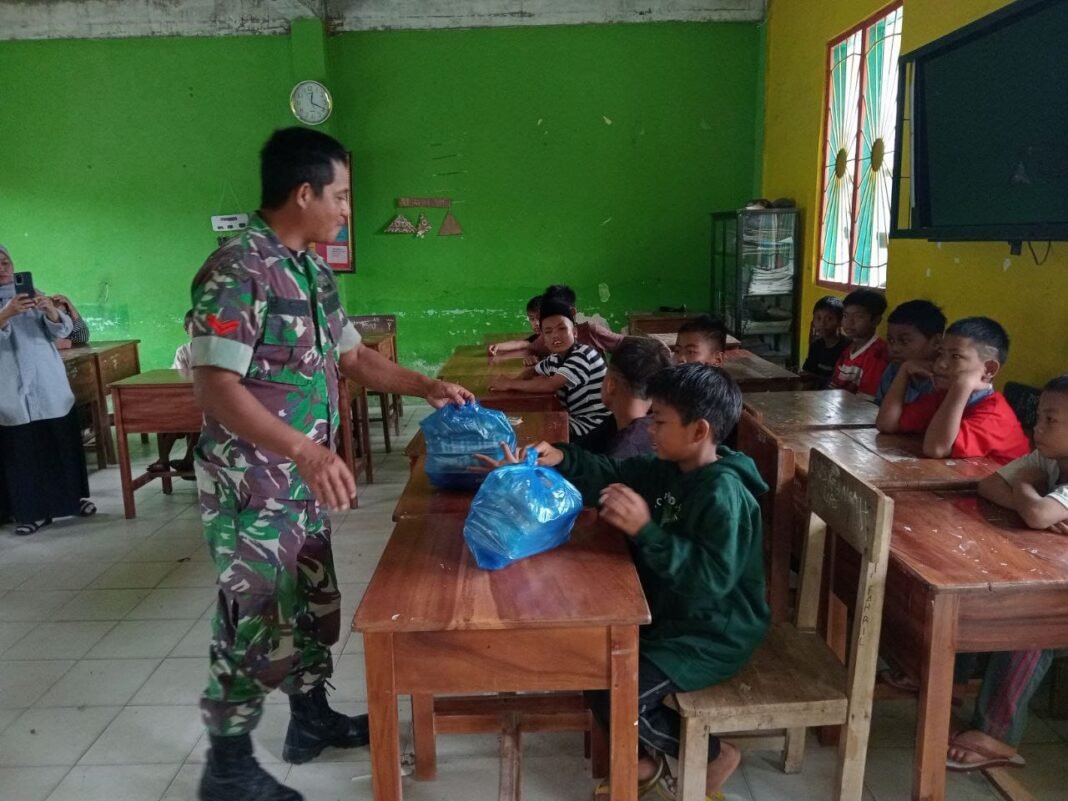 Babinsa Kodim 1420/Sidrap Lakukan Pendampingan Distribusi Makanan Bergizi untuk Masyarakat