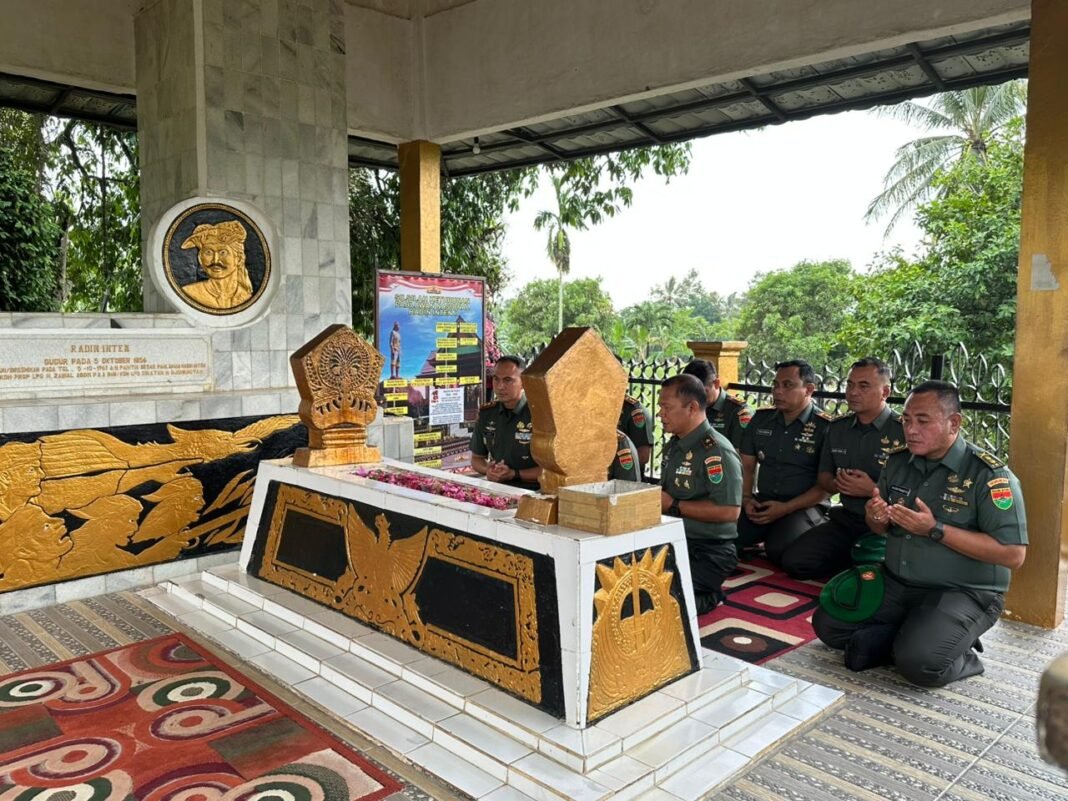 Menggugah Semangat Juang: Danrem 041/Gamas Ziarah ke Makam Pahlawan Radin Inten II