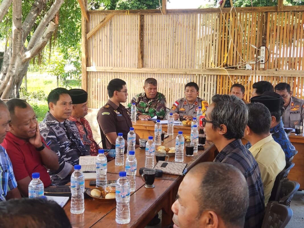 Membangun Sinergi Keamanan: Koramil 1612-02/Reok Gelar Rapat Koordinasi Menjelang Natal dan Tahun Baru 2025