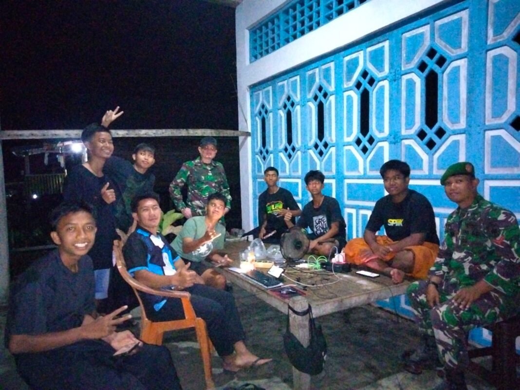 Kerjasama TNI dan Pemuda: Patroli Siskamling Ciptakan Keamanan di Pitu Riase