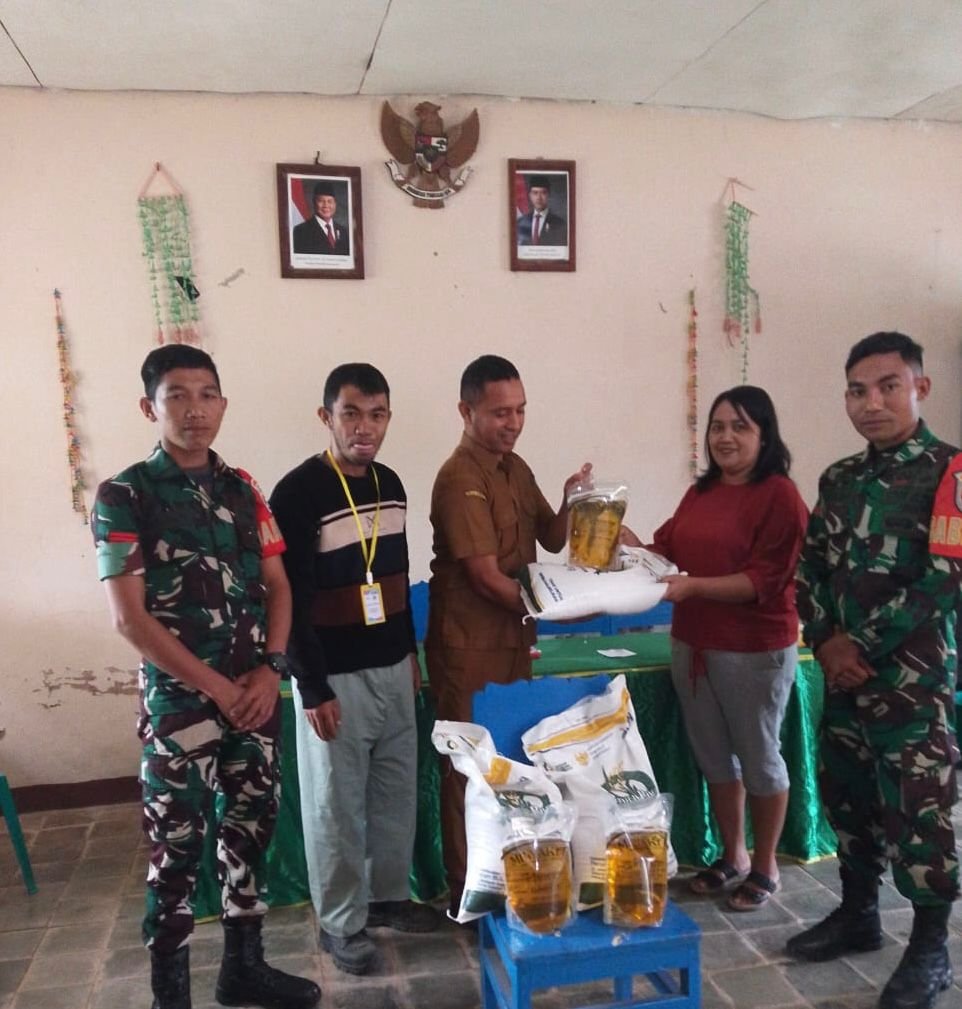 TNI dan Desa Bersinergi: Babinsa Pastikan Distribusi Bantuan Pangan Tepat Sasaran
