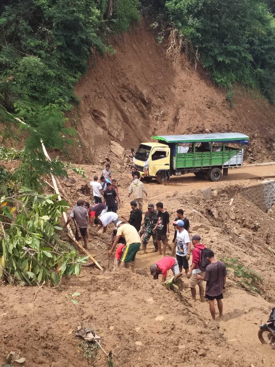 Tanah Longsor Tutup Akses Vital di Manggarai, TNI dan Warga Satukan Tenaga untuk Bersihkan Jalan