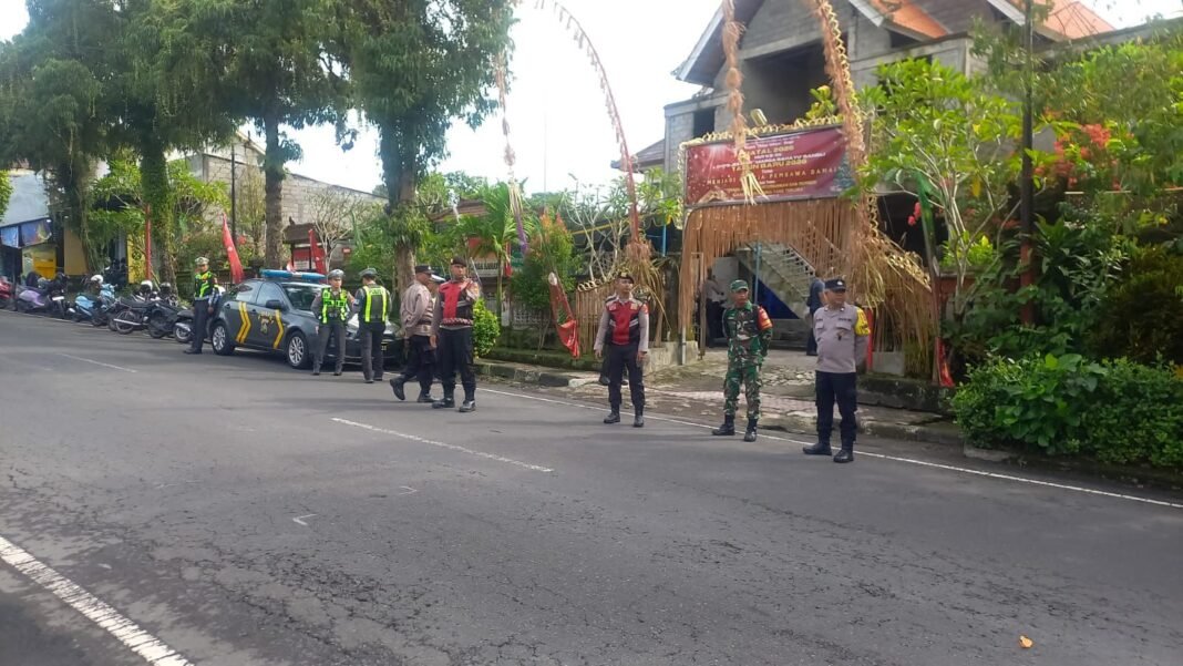 Babinsa dan Bhabinkamtibmas Jaga Keamanan Ibadah Minggu di Bangli
