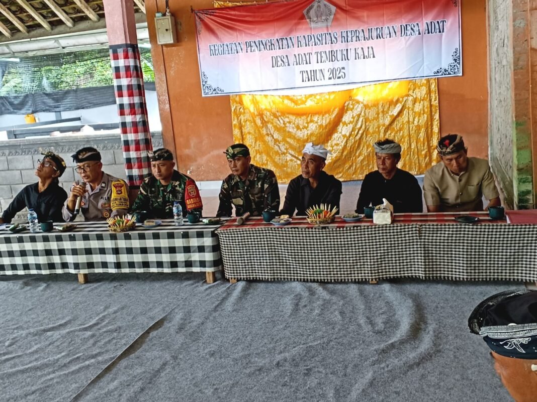 Meningkatkan Keamanan Desa Adat: Babinsa Tembuku Hadiri Pembinaan Sipandu Beradat