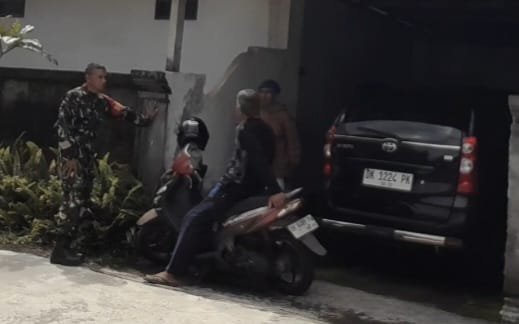 Babinsa Desa Penglumbaran Gelar Patroli dan Sambang Warga Jelang Tahun Baru untuk Keamanan Bersama