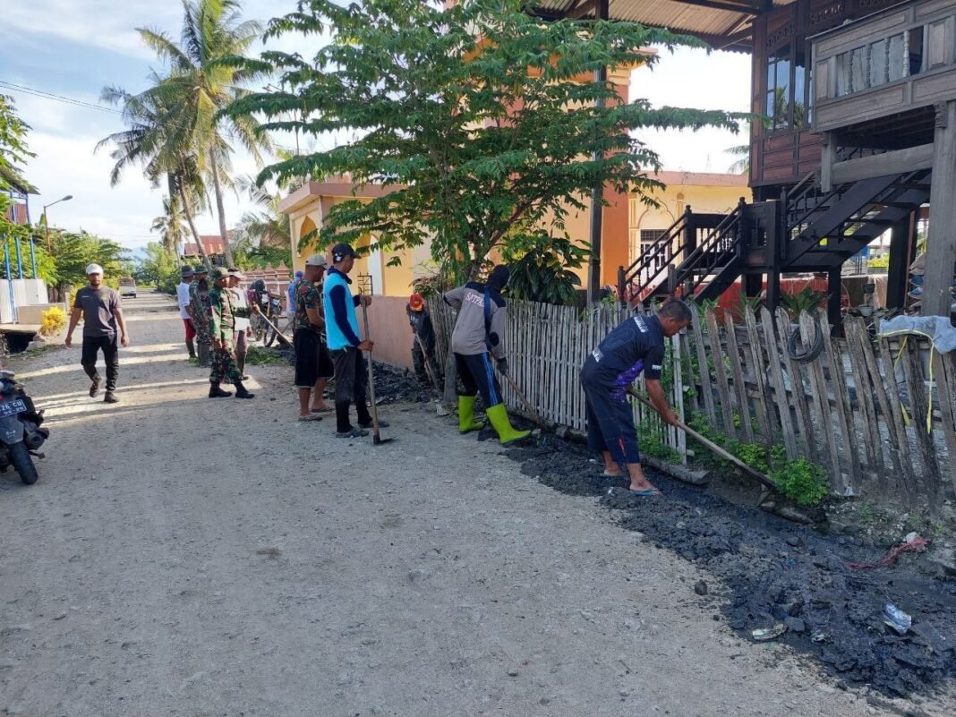 Sinergi TNI dan Warga Bersihkan Saluran Air untuk Cegah Banjir di Sidrap