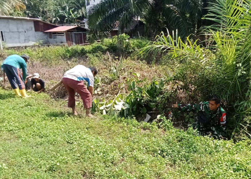 Kebersamaan dalam Aksi: Babinsa Pimpin Pembersihan Drainase di Desa Bambaira