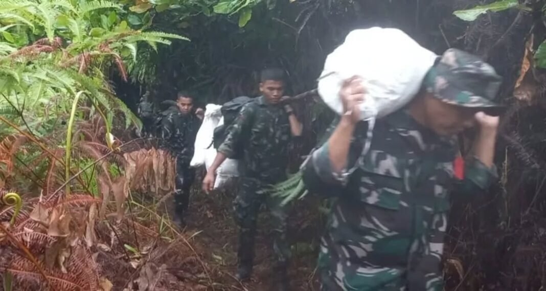 TNI Hadapi Tantangan Medan Berat untuk Salurkan Bantuan ke Bonan Dolok