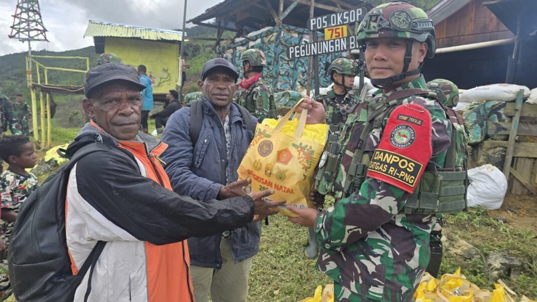 Pos Oksop Satgas Yonif 751/VJS Rayakan Natal Melalui Pembagian Bingkisan di Atenar