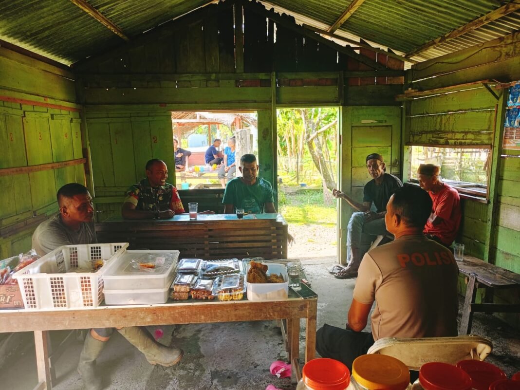 Babinsa dan Bhabinkamtibmas Koordinasikan Penertiban Ternak Sapi Berkeliaran di Desa Lam Asan