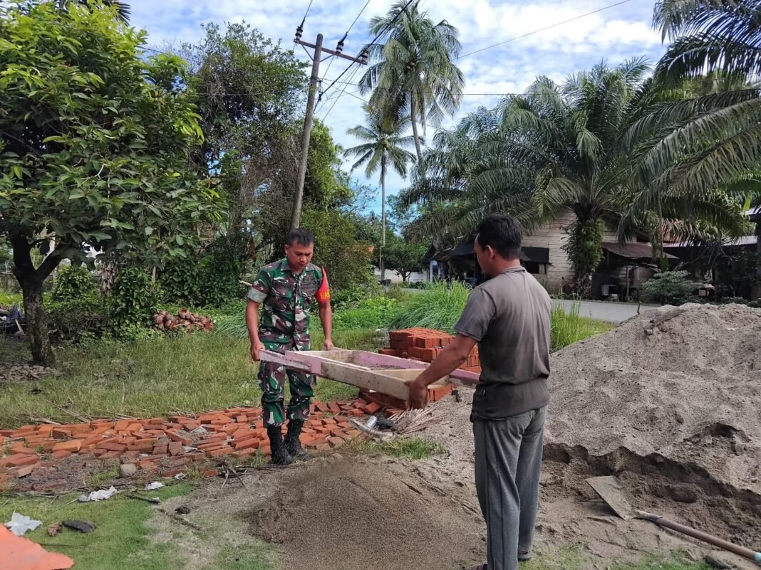 Babinsa Pasie Raya Bantu Warga Ayak Pasir untuk Pembangunan Rumah