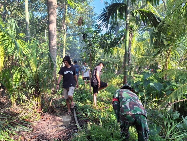 Korem 012/TU Dukung Inisiatif Pemuda Desa Bersihkan Jalan Menuju Area Persawahan