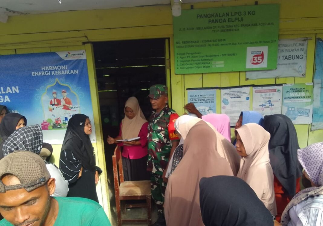 Babinsa Koramil Panga Amankan Pendistribusian LPG 3 Kg di Desa Kuta Tuha