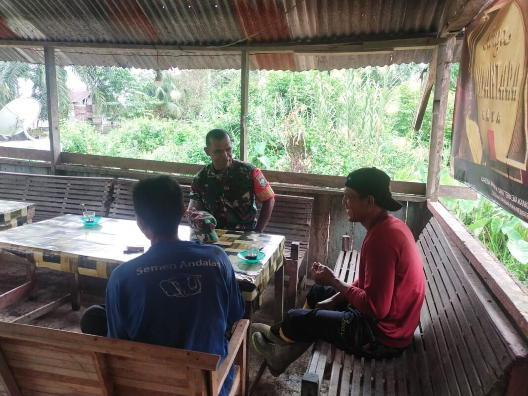 Babinsa Pos Darul Hikmah Laksanakan Komsos Bersama Warga Gampong Reuntang