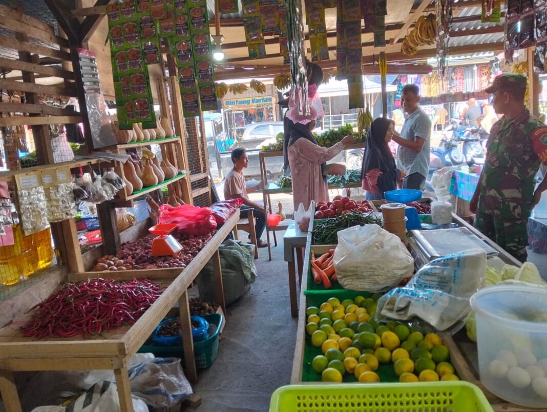 Babinsa Laksanakan Pengecekan Pasar dan Harga Sembako di Kecamatan Teunom