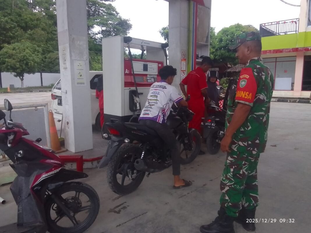 Babinsa Koramil 05/Panga Pantau SPBU di Desa Alu Piet, Distribusi BBM Aman dan Lancar