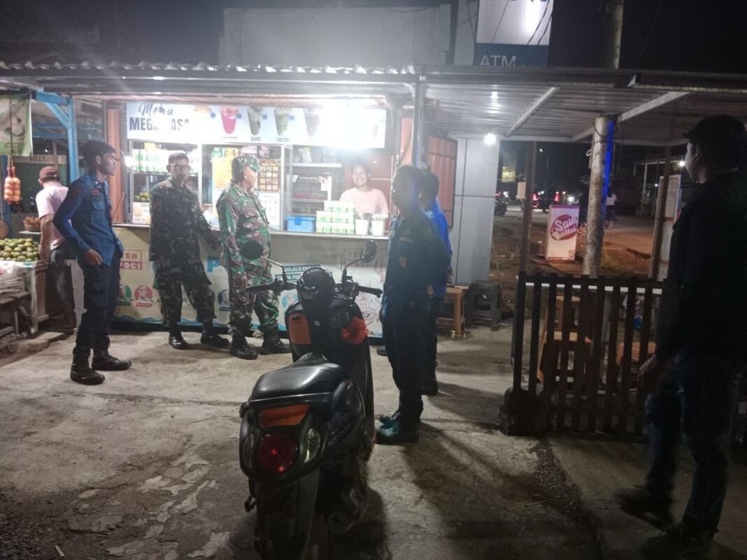 Patroli Siskamling: Babinsa Pimpin Upaya Keamanan di Amparita