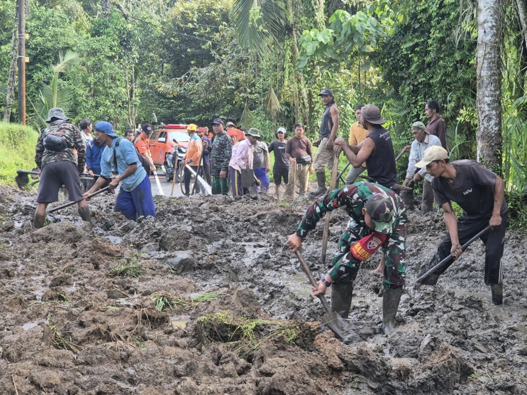 Aksi TNI Bantu Bersihkan Longsor di Desa Karyasari, Akses Jalan Kembali Normal