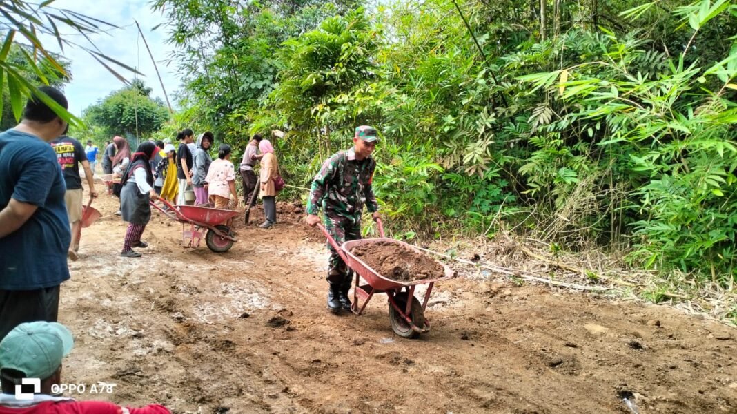 TNI Bersama Warga Desa Bapanggang Perbaiki Jalan Rusak Secara Gotong Royong