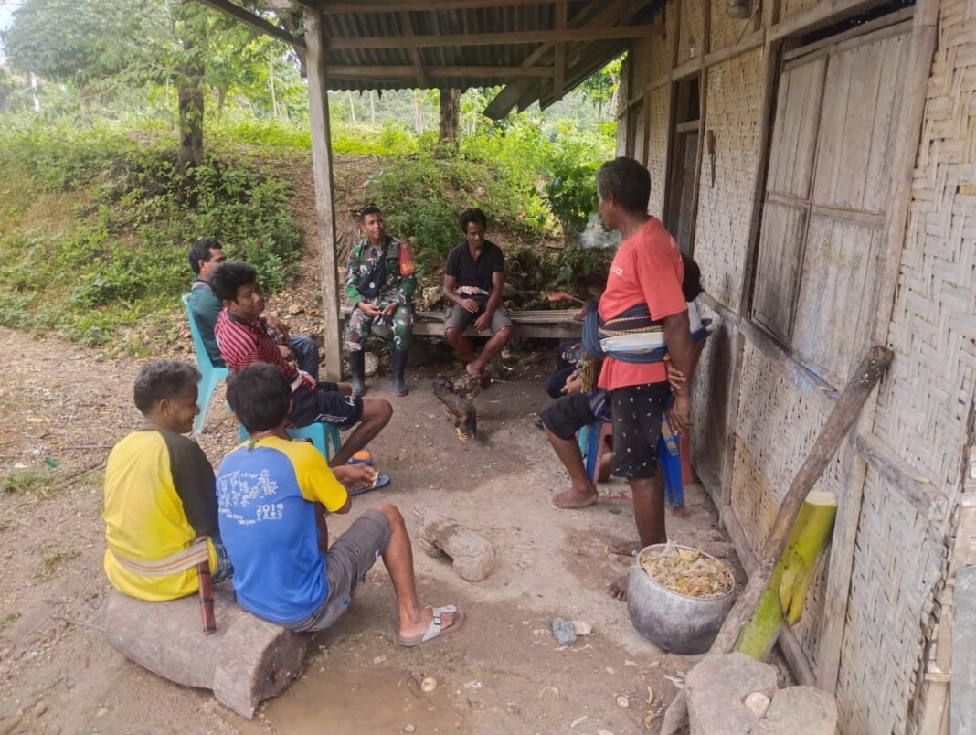 Membangun Sinergi TNI-Polri dan Masyarakat, Babinsa Lakukan Komsos di Sumba Barat
