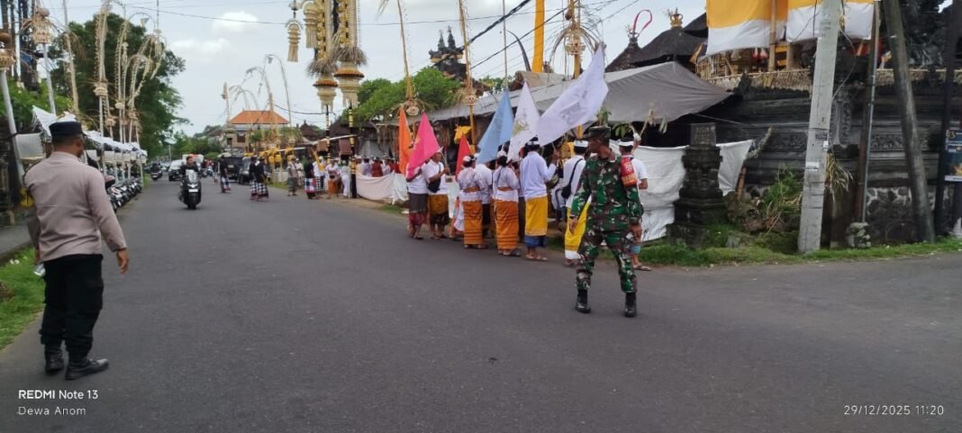 Sinergi Babinsa dan Pecalang Amankan Upacara Mungkah Lan Ngenteg Linggih di Bangli
