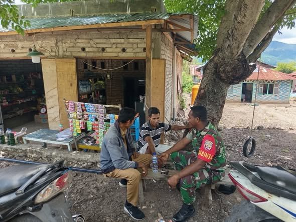 Babinsa Koramil 1624-05/Solor Galang Keberadaan Keamanan di Desanya