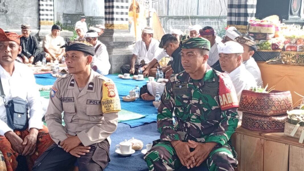 Harmonisasi TNI dan Masyarakat: Babinsa Desa Undisan Hadiri Upacara Adat di Pura Pasek Gelgel Prateka