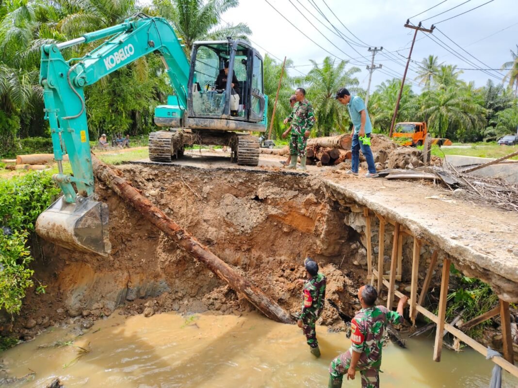 TNI Bersatu: Perbaikan Jembatan Vital di Desa Nenggalo oleh Prajurit Kodim 0428/MukoMuko