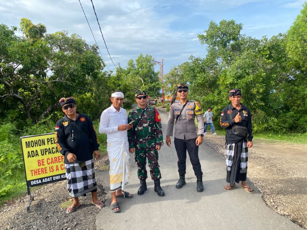Pengawalan Ketat Babinsa dan Pecalang Pastikan Kelancaran Piodalan di Klungkung