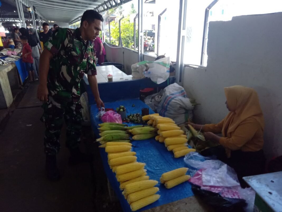 Pemantauan Harga Bahan Pokok: Babinsa Koramil 04/Watangpulu Pastikan Ketersediaan di Pasar Lawawoi
