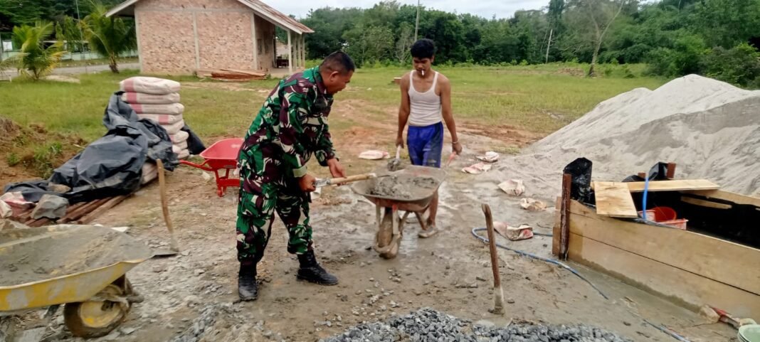 Kolaborasi TNI dan Warga: Sertu Ahmad Najmi Bantu Pembangunan Rumah di Mesuji