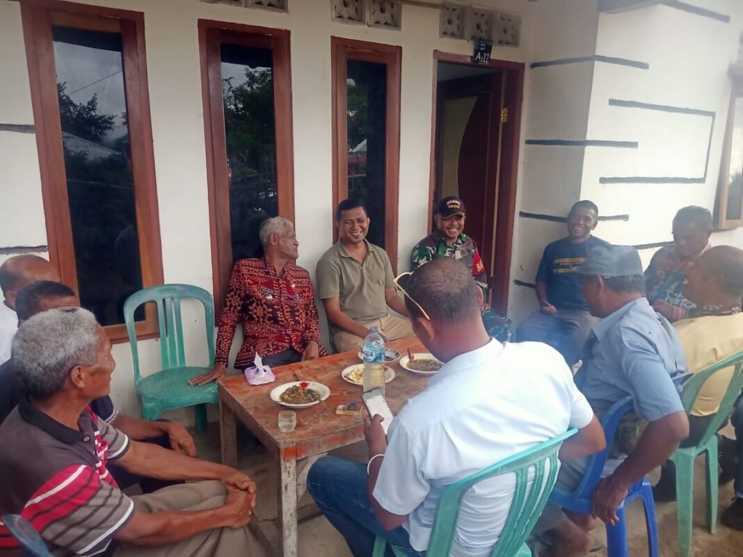 Babinsa Koramil Kewapante Gencar Jalin Komsos dengan Warga Desa Watukobu