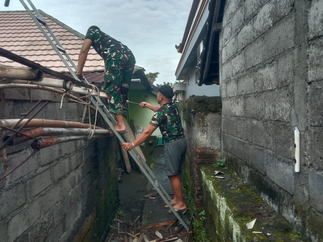 Kerjasama Koramil Banjarangkan dalam Memperbaiki Rumah Dinas: Membangun Kepedulian dan Kebersamaan