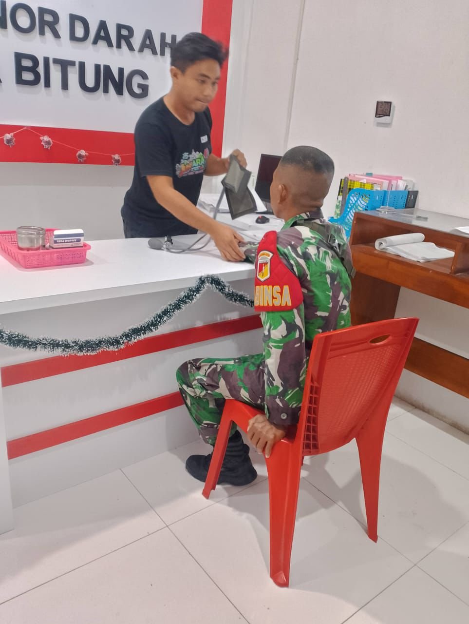 Semangat Kemanusiaan: Anggota Kodim 1310/Bitung Donorkan Darah untuk Ibu Melahirkan