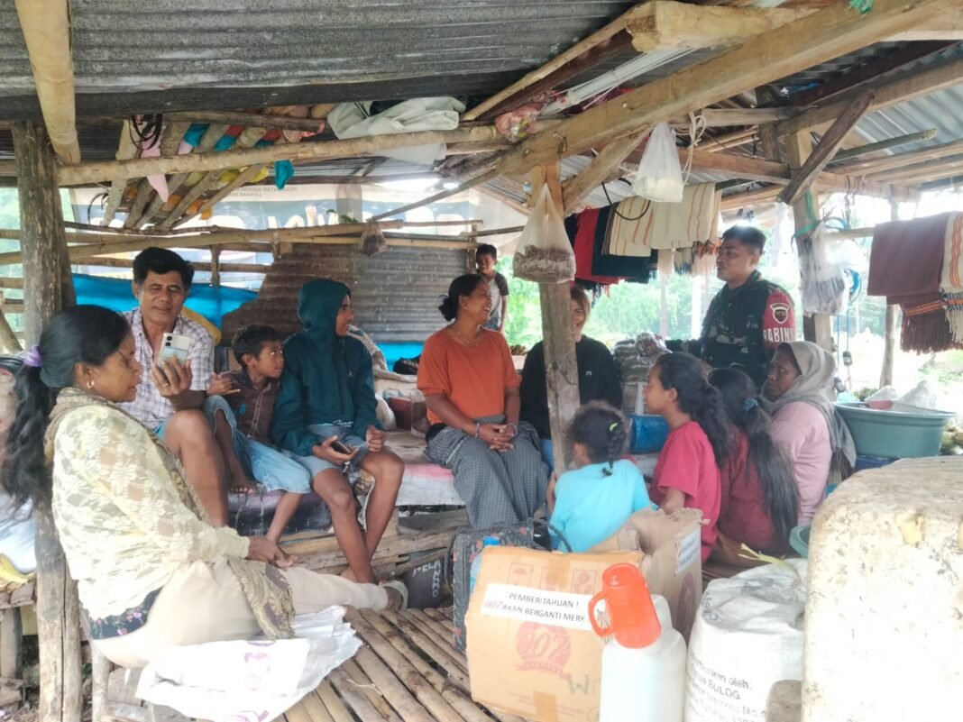 Babinsa Koramil 03/Katikutana Gelar Komsos untuk Perkuat Tali Silaturahmi dengan Masyarakat