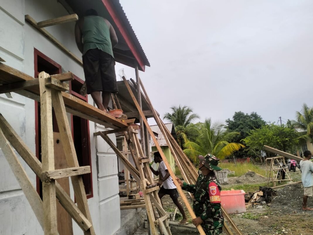Kebersamaan TNI dan Warga: Babinsa Maliforo Bantu Pembangunan Teras Rumah