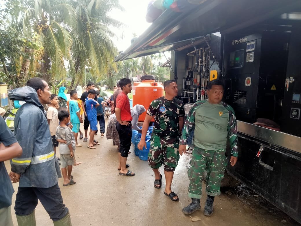 TNI AD Salurkan Air Bersih dengan Mobil RO di Kecamatan Langkahan