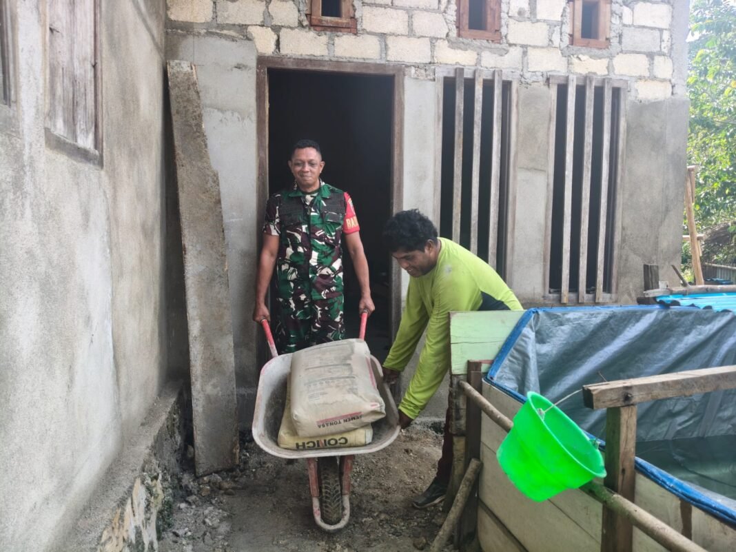 Babinsa Desa Umiyal Tunjukkan Kepedulian melalui Bantuan Pembangunan Rumah Warga