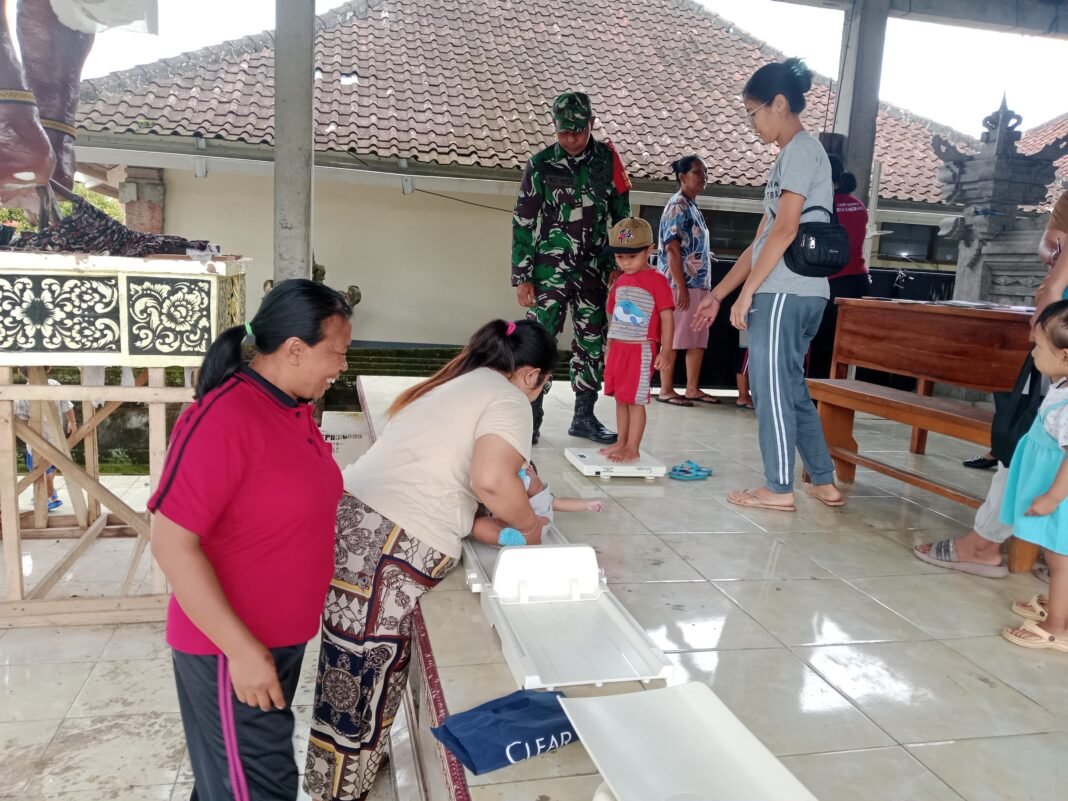 Dukungan TNI untuk Kesehatan Ibu dan Anak: Babinsa Dampingi Posyandu Balita di Bangbang