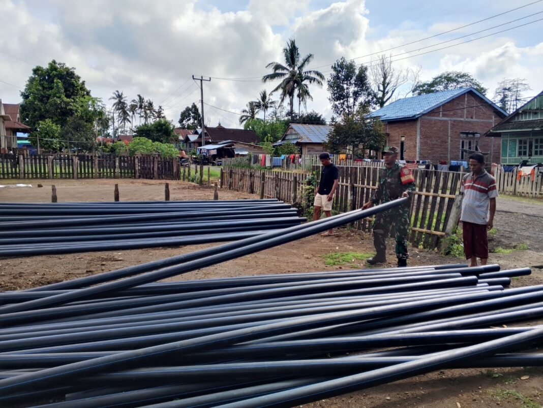 Babinsa Kolaborasi dengan Warga Wujudkan Jaringan Air Bersih di Dusun Nusantara