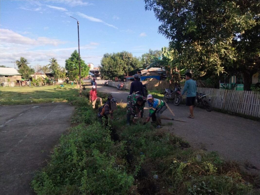 Koramil 1420-01 Tingkatkan Kebersihan Sarana Publik di Dusun 1 Labempa