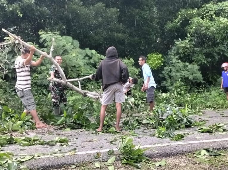 Solidaritas Sosial: Babinsa dan Warga Bersinergi Pulihkan Jalan di Wanukaka