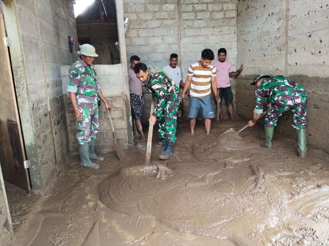 Koramil 1508-03/Kao Lakukan Aksi Kemanusiaan: Bersihkan Lumpur Akibat Banjir di Kao Barat