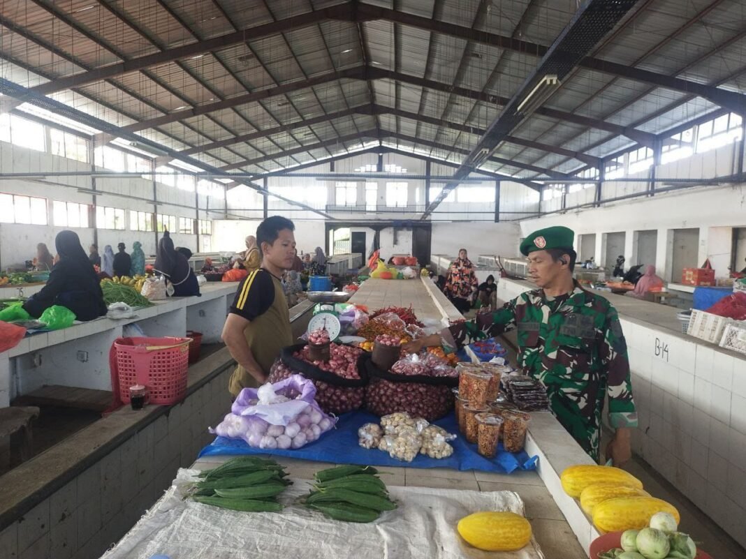 Babinsa Sidrap Lakukan Pantauan Harga dan Stok Bahan Pokok di Pasar Sentral Baranti