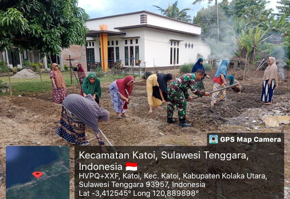 Mendorong Ketahanan Pangan: Babinsa Koramil 1412-03 Turut Berpartisipasi Dalam Penanaman Sayur di Desa Tobaku