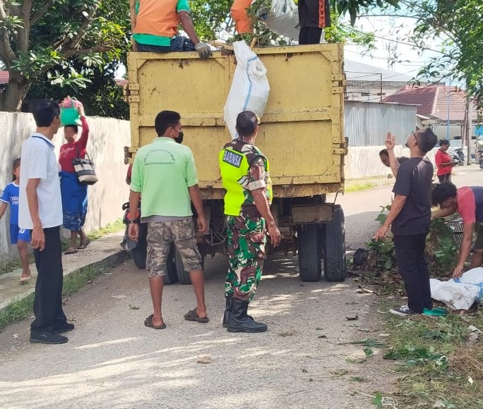 Sinergi TNI dan Warga: Babinsa Koramil 01/Loli Gelar Aksi Bersih-Bersih di Kelurahan Maliti