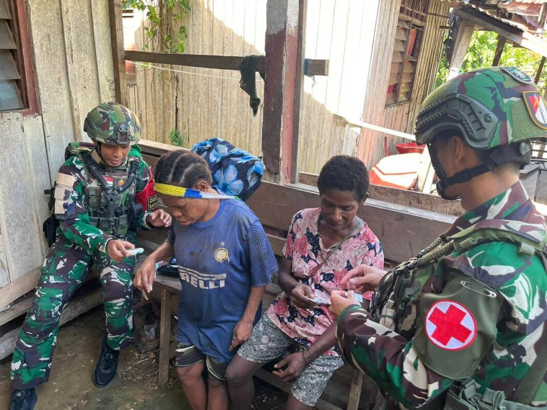 Satgas Yonif 751/VJS Laksanakan Pemeriksaan Kesehatan Door to Door di Distrik Iwur