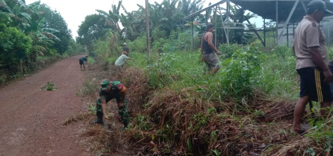 Sinergi TNI dan Warga: Babinsa Bersihkan Lingkungan Desa Jati Waringin